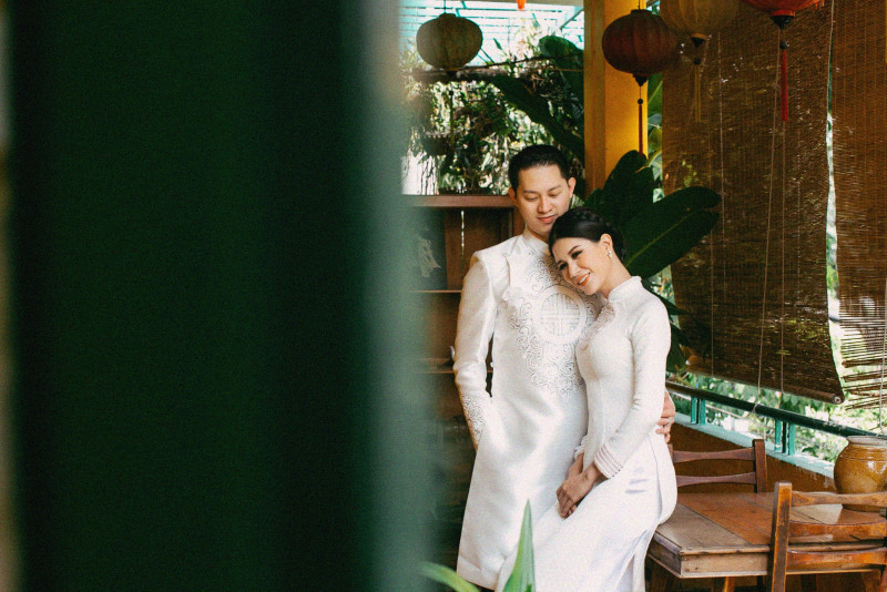 Trong những khoảnh khắc mới nhất, Trang Trần trông đầy dịu dàng, nữ tính khi cùng ông xã mặc những bộ trang phục áo dài mang họa tiết nổi bật của NTK Đặng Trọng Minh Châu. 