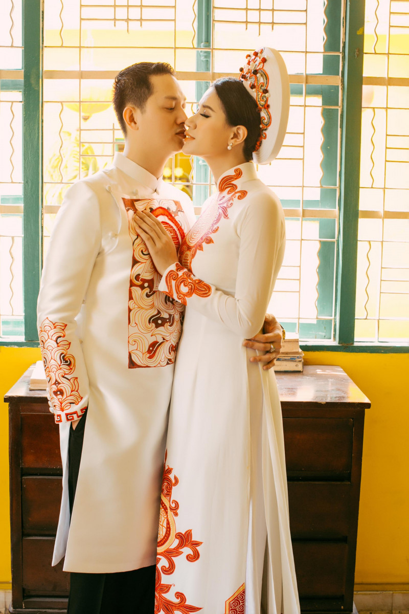 Với bộ ảnh này, Trang Trần cũng không giấu được niềm hạnh phúc trên gương mặt khi chụp hình tình tứ của người chồng điển trai, tâm lý.