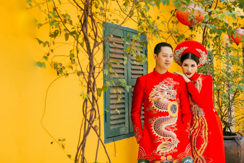 Nhân dịp ông xã Louis Trần từ Mỹ  trở về nước để mừng sinh nhật con gái đầu lòng, cựu người mẫu, diễn viên Trang Trần và người bạn đời đã thực hiện bộ hình kỷ niệm mang đậm những nét truyền thống. 