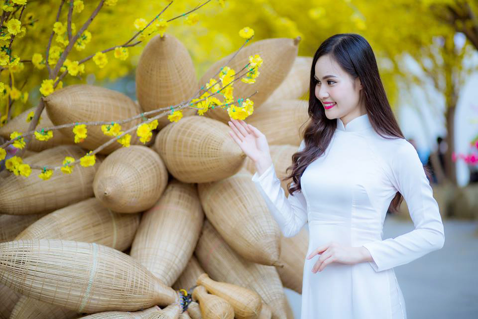 Người đẹp Cộng đồng - Top 10 Miss Photo 2017 Nguyễn Thanh Trúc tinh khôi trong áo dài trắng bên hoa mai vàng