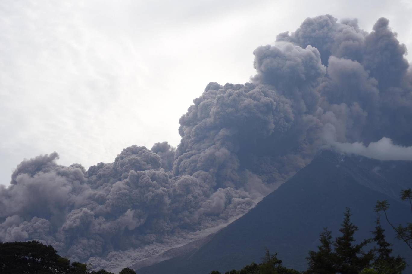 Nằm cách thủ đô Guatemala City 45km, núi lửa Fuego đã phun trào tới 8km dòng nham thạch nóng đỏ, tạo ra một cột khói đen dày đặc, cùng với nhiều tro xuống thủ đô Guatemala City và những khu vực khác. 