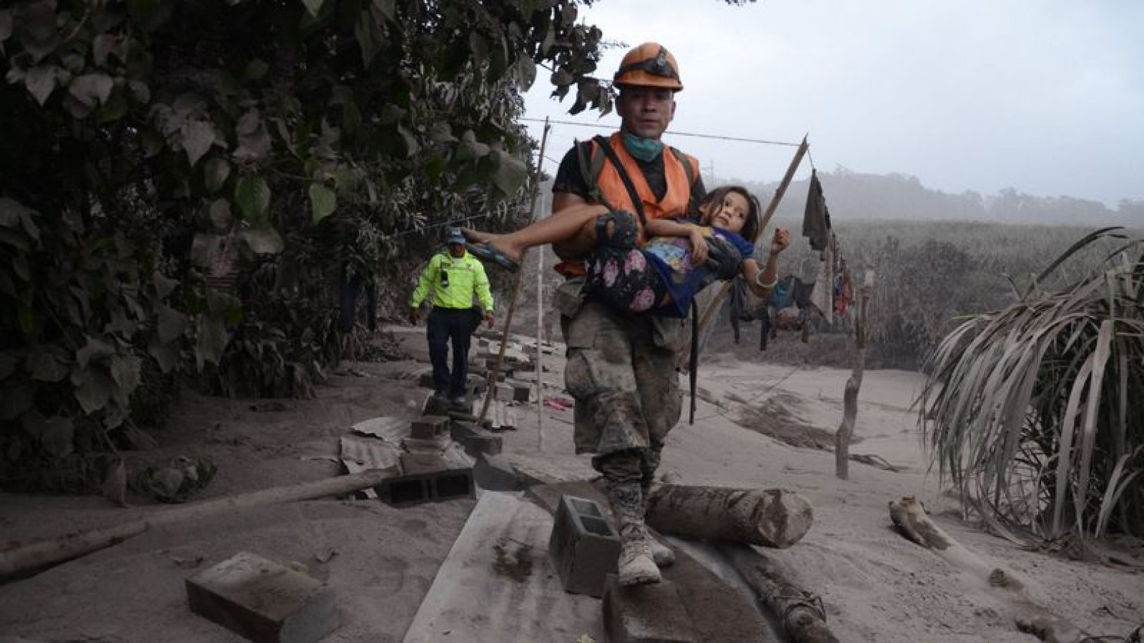 Lực lượng cứu hộ Guatemala xác nhận mặc dù còn nhiều người bị mắc kẹt trong đợt phun trào này song họ đã buộc phải hoãn chiến dịch giải cứu vì lý do an toàn. 