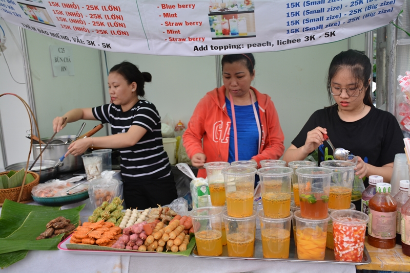 Một gian hàng niêm yết giá cụ thể của sản phẩm bằng tiếng Việt và tiếng Anh để khách hàng lựa chọn.