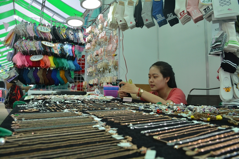 Ở chợ có đa dạng các  loại sản phẩm với mức giá bình dân. Nhiều nhất là các sản phẩm thời trang dành cho phụ nữ, các loại trang sức với giá vài chục ngàn đến vài trăm ngàn/sản phẩm.