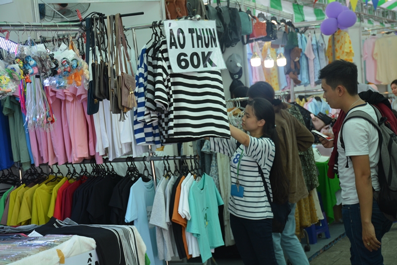Khu chợ phiên cuối tuần tại bến Bạch Đằng, Q.1 có diện tích 3.200 mét vuông. Chợ phiên có tên Saigon Central Market với hơn 100 gian hàng được chia làm nhiều khu vực phục vụ khách vui chơi, mua sắm như khu ẩm thực, khu thời trang, khu vui chơi giải trí...  