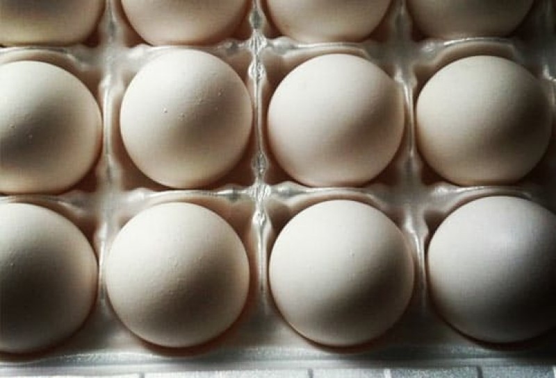 Có một ý tưởng tuyệt vời để đánh bay triệu chứng khô da ngay từ trong trứng nước, đó là mặt nạ lòng trắng trứng. Những gì bạn cần ở đây là lấy một lòng trắng trứng, thoa nó trên khuôn mặt của bạn và để cho nó khô trong 30 phút. Sau đó, rửa sạch với nước ấm. Hãy nhớ là nước ấm chứ không phải nước nóng nhé! Collagen và protein trong trứng sẽ tạo ra một lớp rào cản tạm thời để bảo vệ da khỏi những cơn gió mùa đông khắc nghiệt. 
