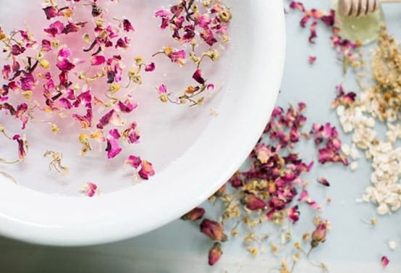 Có thể bạn đã biết, nhấp môi một tách trà hoa cúc giúp làm giảm sự lo lắng, căng thẳng.  Một nghiên cứu cũng cho biết, xông hơi bằng trà hoa cúc có tác dụng làm giảm bệnh chàm khô. Vì vậy, để xóa tan những vết chàm xấu xí, khó chịu, hãy thêm hai túi trà hoa cúc hoặc một ít hoa cúc vào bát nước sôi, ngâm trong một vài phút. Sau đó, xông mặt bằng hơi nước bốc ra từ bát trà. Bạn nhớ che đầu bằng một chiếc khăn và xông từ 5-10 phút nhé. Hãy hưởng thụ việc này vì khi đó da mặt của bạn đang được khử độc.