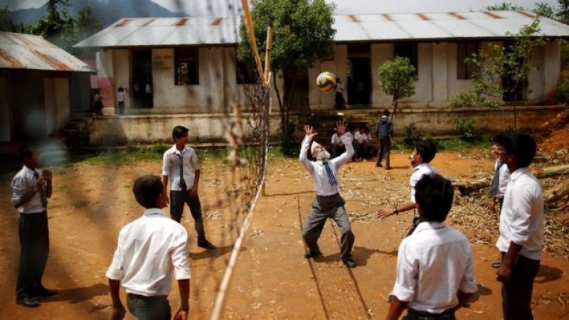 Bên cạnh việc học, cụ Kami cũng tham gia cả các hoạt động khác như chơi bóng chuyền. 