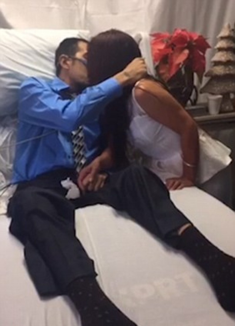 Nhờ bệnh viện, anh Raul đã kịp làm lễ cưới theo đúng ước nguyện và trút hơi thở cuối cùng sau 36 tiếng đồng hồ kết hôn.

