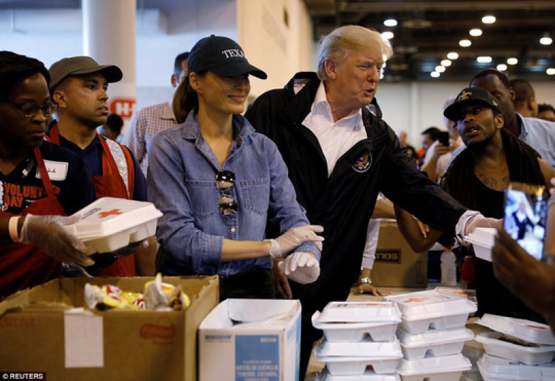 Tổng thống Mỹ đã cùng với Tổ chức Chữ thập đỏ phát những hộp đồ ăn cho các nạn nhân. 