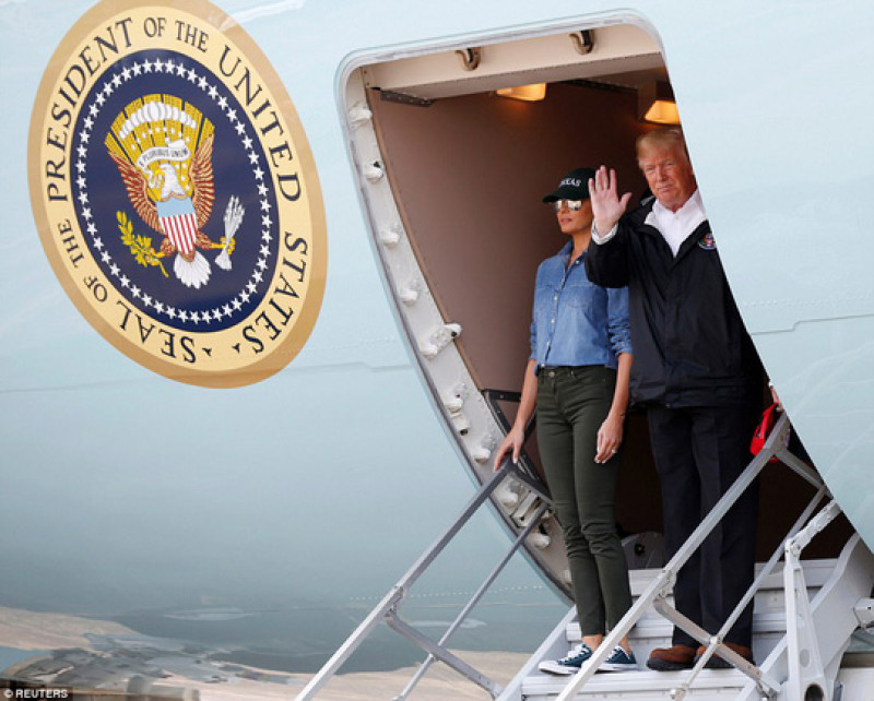 Ngày 2/9, vợ chồng Tổng thống Mỹ Donald Trump đã có chuyến thăm thứ 2 trong vòng 1 tuần tới bang Texas, gặp gỡ các gia đình bị ảnh hưởng bởi cơn bão và các tình nguyện viên. Tổng thống ca ngợi những nỗ lực của tình nguyện viên và các nhà chức trách. 
