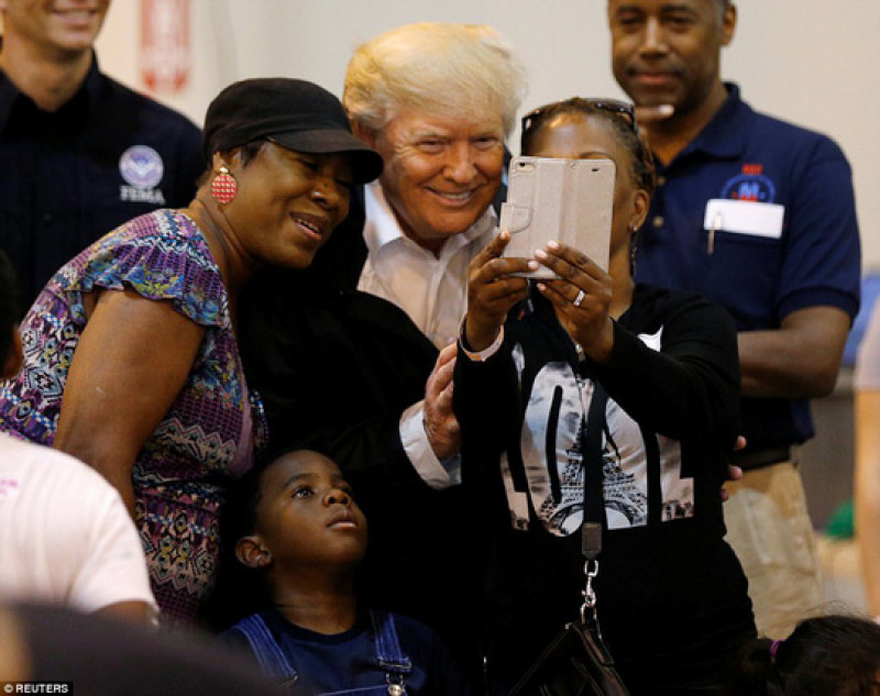 Ông chủ Nhà Trắng đã cùng chụp ảnh selfie và bắt tay với những người sống sót.

