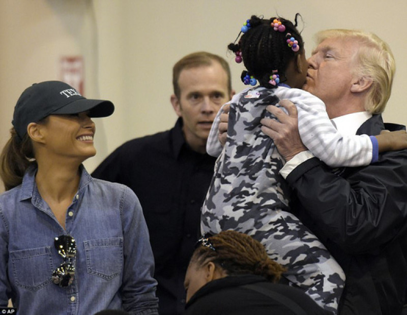 Tổng thống Mỹ Donald Trump bế một bé gái ở trung tâm trú tạm.