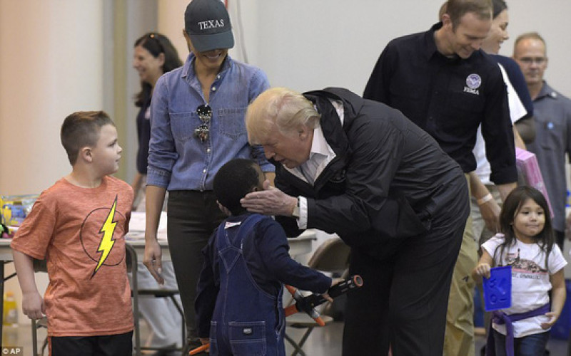 Ông Trump cũng hôn lên đầu và có nhiều cử chỉ ấm áp khác với những đứa trẻ tại trung tâm trú tạm này.