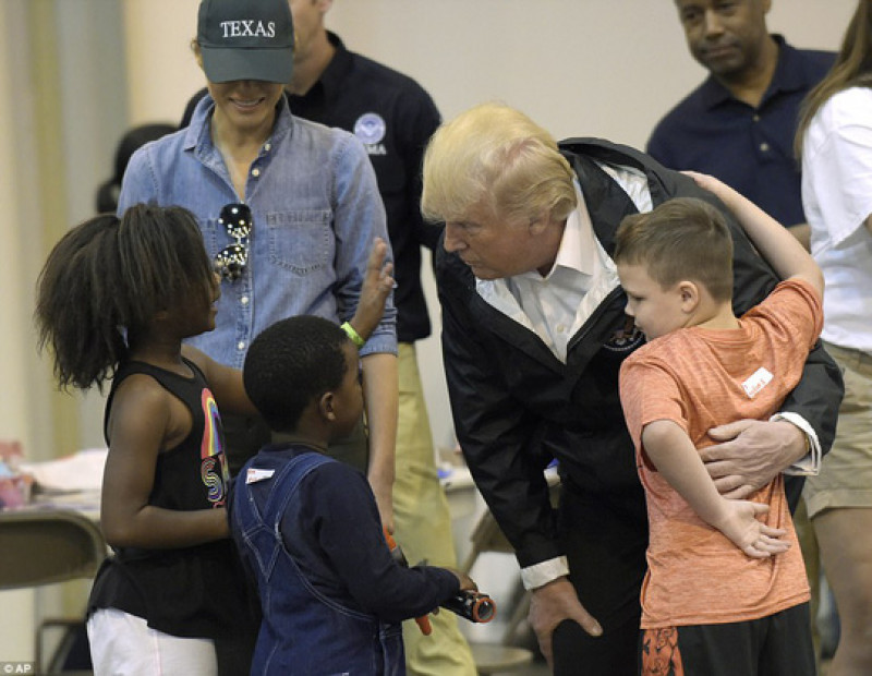 Tổng thống Mỹ ngồi xuống chơi cùng trẻ em, ôm và bắt tay động viên nạn nhân cơn bão cùng tình nguyện viên trong trung tâm cứu trợ thiên tai ở Houston.