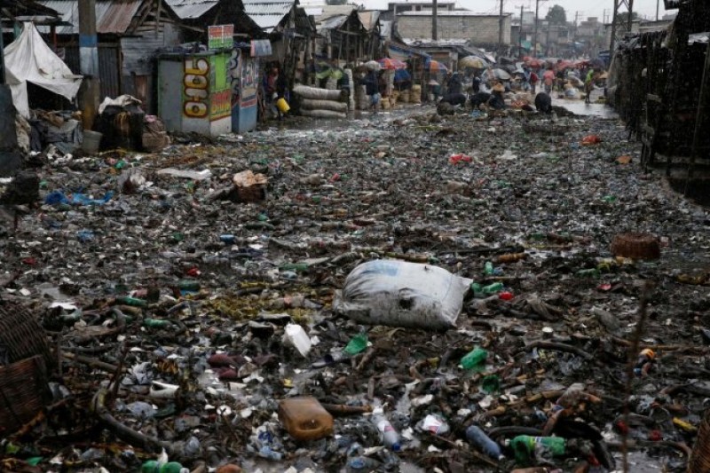 Tại Port-au-Prince, con phố đã biến thành một bãi rác.
Chính phủ Haiti đang nỗ lực đối phó với tình trạng khẩn cấp đồng thời khẳng định tình hình báo động tại khu vực miền Nam đất nước và kêu gọi viện trợ quốc tế. Do ảnh hưởng nặng nề bởi cơn bão Matthew, Haiti sẽ buộc phải dời cuộc tổng tuyển cử dự kiến diễn ra vào ngày 9/10.