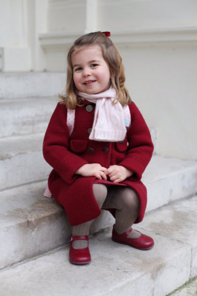 Trước khi đến trường, Charlotte đã được mẹ Kate chụp cho những bức ảnh ở Cung điện Kensington để đánh dấu cột mốc quan trọng này.
