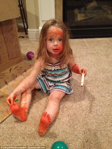 Chỉ là cô gái nhỏ hứng lên lấy bút dạ cam tô đầy người mà thôi.