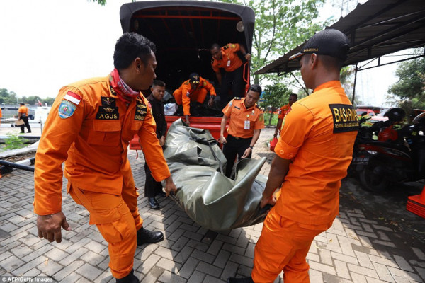 Các nhân viên cứu hộ Indonesia vận chuyển túi lớn đựng thi thể các nạn nhân.  Chiều 29/10, một cuộc họp báo diễn ra tại sân bay Soekarno Hatta, nơi chiếc máy bay xấu số Lion Air 610 cất cánh. Theo thông tin được đưa ra, hiện nay đã có 6 thi thể nạn nhân được tìm thấy và chuyển đến cảng Tanjung Priok, Bắc Jakarta và sẽ được đưa đến bệnh viện cảnh sát Kramat Jati.