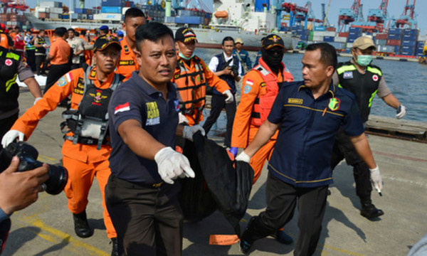 Có 189 người trên phi cơ, gồm 124 nam giới, 54 phụ nữ, 3 trẻ em và 8 thành viên phi hành đoàn. Bộ Tài chính Indonesia cho biết, ít nhất 23 quan chức nước này có mặt trên chuyến bay của Lion Air.