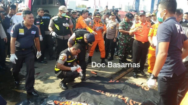 Lực lượng cứu hộ đã tìm thấy nhiều mảnh vỡ máy bay và các phần thi thể trôi nổi ở vùng biển cách thủ đô Jakarta của Indonesia khoảng 62 km về phía Tây Bắc.