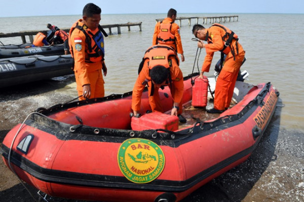 Chính quyền Indonesia đã triển khai 150 nhân viên cứu hộ tới hiện trường rơi máy bay, trong đó gồm 40 thợ lặn. Xác phi cơ nằm ở độ sâu 30-40 m so với mặt nước biển. 