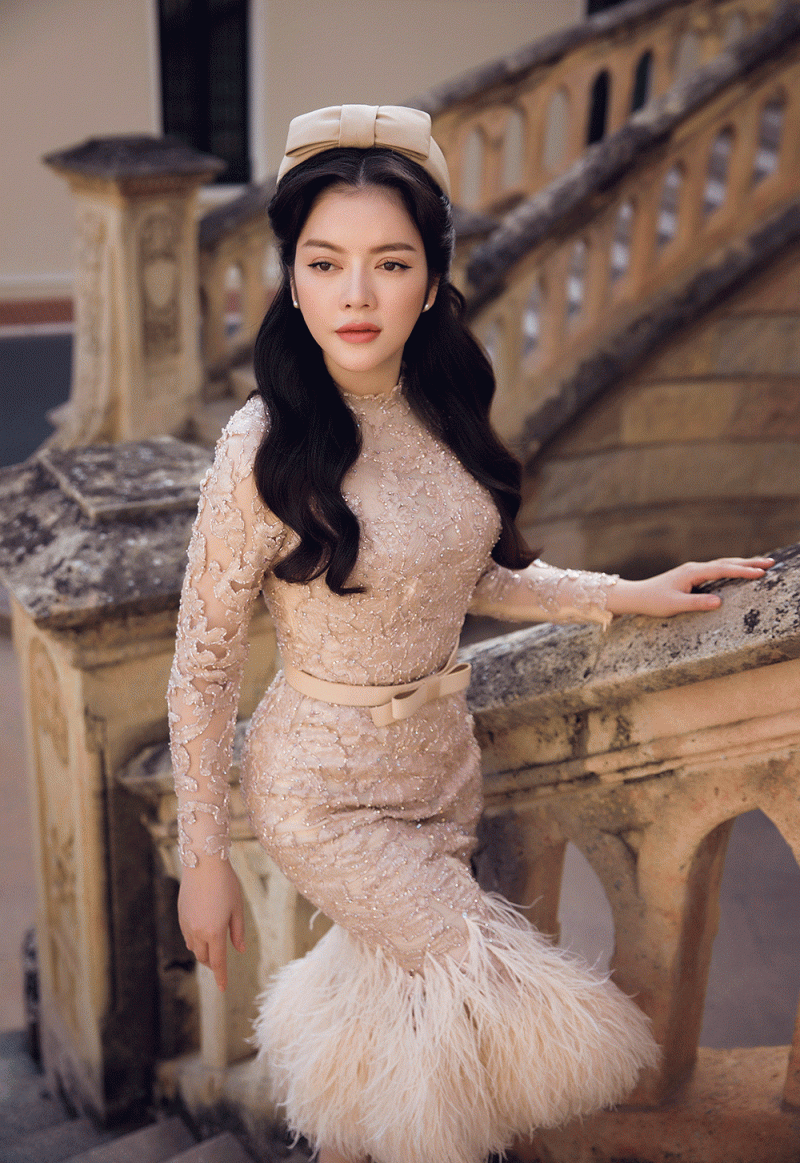 Thiết kế Haute Couture tinh xảo đến từng đường nét, theo xu hướng cổ điển quý phái của Lê Thanh Hòa mà Lý Nhã Kỳ khoác lên mình tỏ ra không thua kém các thương hiệu quốc tế. 