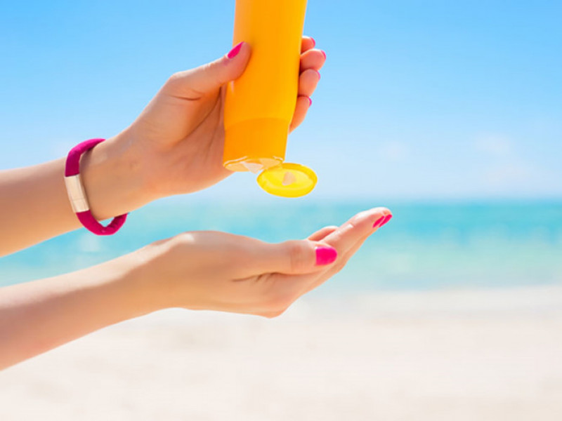 Sử dụng kem chống nắng 
Sử dụng kem chống nắng là một biện pháp hiệu quả có thể giúp ngăn ngừa các nếp nhăn không mong muốn trên cổ. 80% phụ nữ bị nếp nhăn trên cổ do lão hóa da sớm và do tiếp xúc quá nhiều với ánh nắng mặt trời. Nắng được chứng mình là nguyên nhân gây ra các nếp nhăn trên da, do đó bạn nên thoa kem chống nắng trước khi đi ra ngoài. 