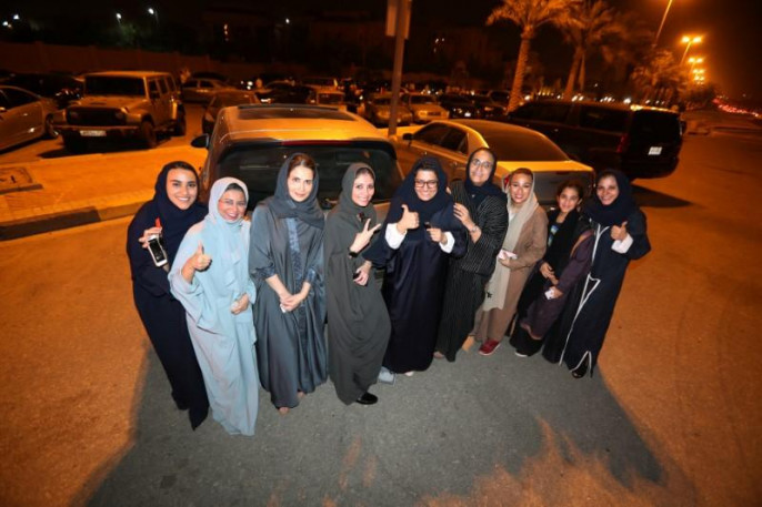 Nhiều phụ nữ Saudi và Bahrain cùng chụp ảnh selfie ăn mừng việc nhà nước Saudi Arabia chính thức xóa bỏ lệnh cấm nữ giới lái xe từ ngày 24/6. Quyết định này là một phần trong chương trình cải cách đầy tham vọng của Saudi Arabia nhằm thích nghi với kỷ nguyên thời hậu dầu mỏ và nâng cao danh tiếng của nước này về vấn đề bình đẳng giới. 