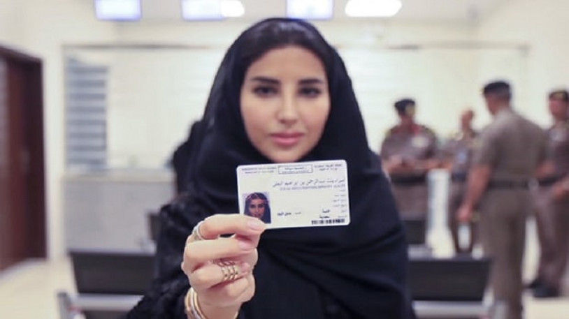 Cô Esraa Albuti khoe bằng lái xe vừa được cấp.
