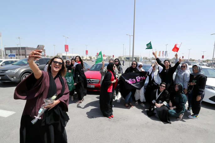 Cảnh ăn mừng sự kiện này của các phụ nữ Saudi và Bahrain ở miền Đông Saudi Arabia. Sự chuyển biến này đến trong bối cảnh Saudi Arabia đang cải tổ mạnh mẽ về kinh tế và xã hội theo kế hoạch 