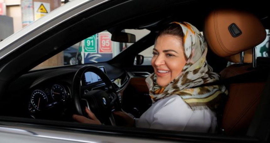 Nhà nữ tâm lý học Samira al-Ghamdi (47 tuổi) tự lái xe ô tô tới nơi làm việc ở Jeddah, Saudi Arabia.