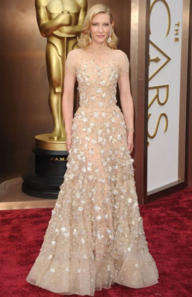 Trong lễ trao giải Oscar 2014, Cate Blanchett lấp lánh trong bộ váy đính hàng trăm viên pha lê của Swarovski giá 100.000 USD.