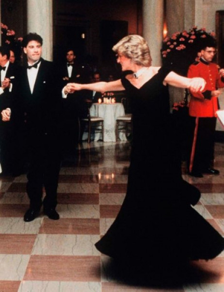 Chiếc váy Công nương Diana mặc khi khiêu vũ với John Travolta trong bữa tiệc Nhà trắng của Tổng thống Raegan năm 1995 đã được bán đấu giá với mức 