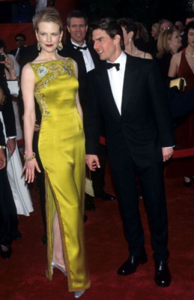 Nicole Kidman được cho rằng đã trả 2 triệu USD cho chiếc váy thêu của nhà thiết kế John Galliano.
