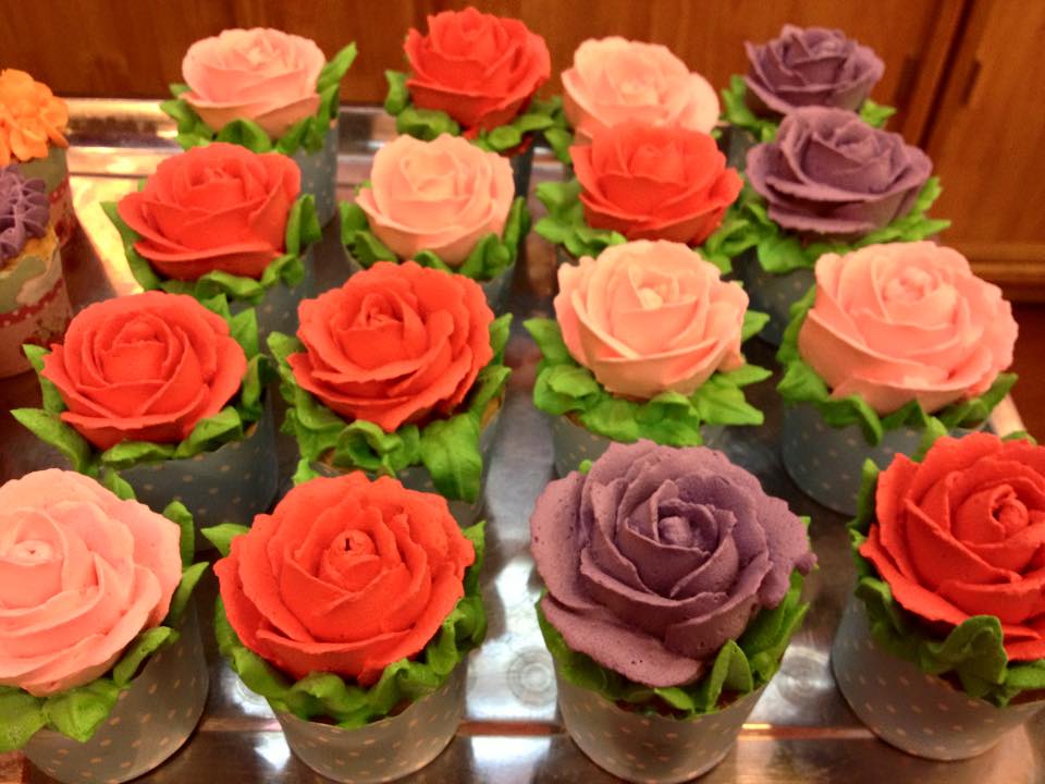 Bánh cupcake với phần kem tươi được bắt thành những bông hoa hồng, hoa cúc... cũng là món quà vừa túi tiền với nhiều người. Chị Thu Phương, chủ tiệm bánh Mon Chéri, quận Thanh Xuân cho biết, một bông hoa bằng bánh cupcake có giá từ 12.000 đồng. 
