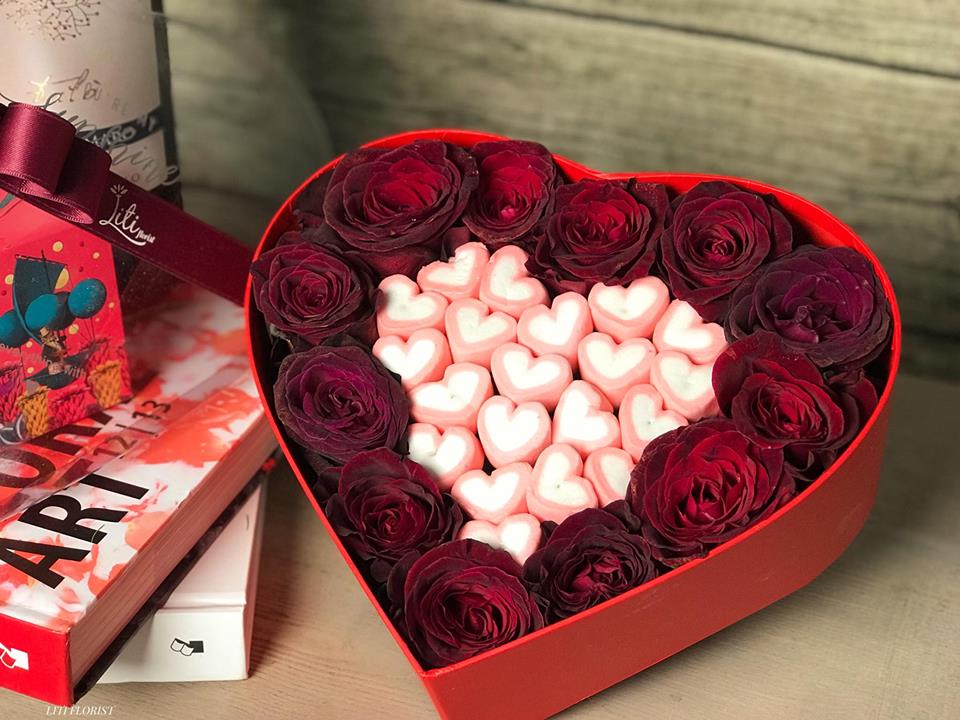 Nếu thích kết hợp hoa tươi cùng với đồ ăn, người tiêu dùng cũng có thêm nhiều lựa chọn với các set quà tặng kết hợp giữa kẹo mashmallow với hoa hồng nhung đựng trong hộp hình trái tim, 