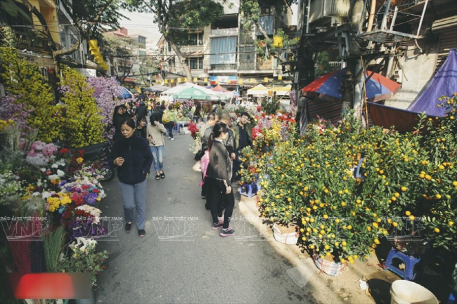 Đến chiều 30 Tết, chợ hoa mới vãn dần người mua.