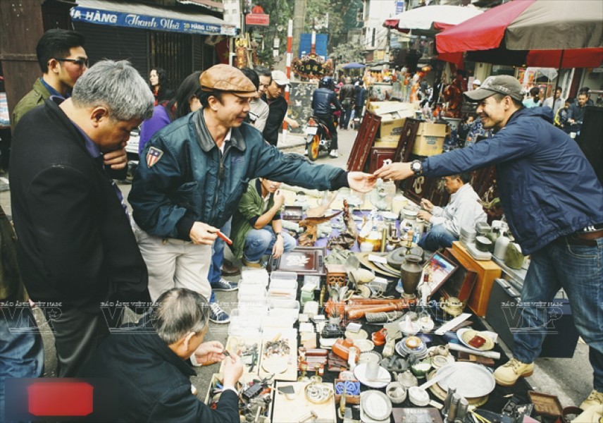 Những người luống tuổi đi chợ hoa Hàng Lược quan tâm đến quầy hàng bán đồ cổ, đồ sứ.
