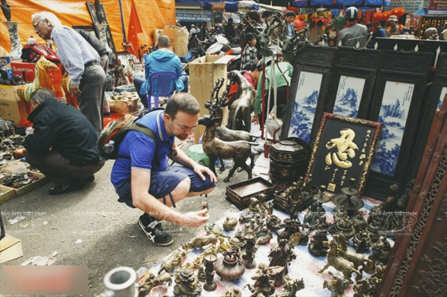 Khu vực bán đồ cổ, giả cổ thu hút cả những khách du lịch nước ngoài tò mò muốn khám phá văn hóa Việt Nam.
