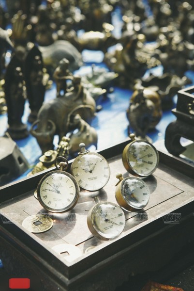 Không gian bày bán những chiếc đồng hồ cổ.
