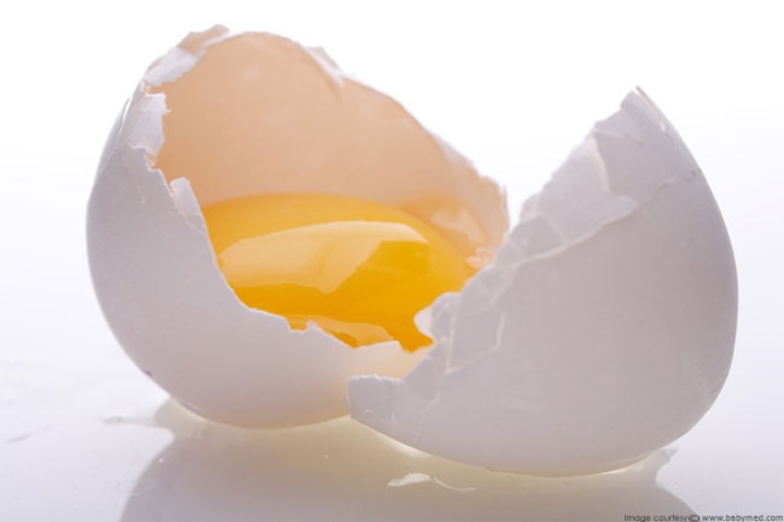 Trứng sống có thể chứa các vi sinh vật gây hại như khuẩn E.coli hay Salmonella có thể gây nhiễm khuẩn đường ruột ở phụ nữ mang thai. Vậy nên, tốt nhất là bạn hãy tránh ăn trứng sống trong thời kì thai nghén.