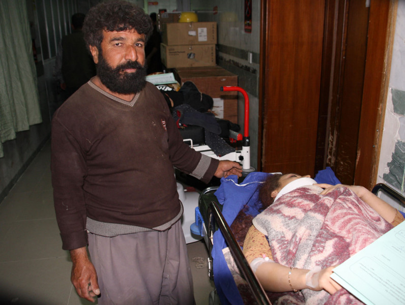 Một phụ nữ được đưa vào bệnh viện cấp cứu ở Sulaimaniyah (Iraq). 