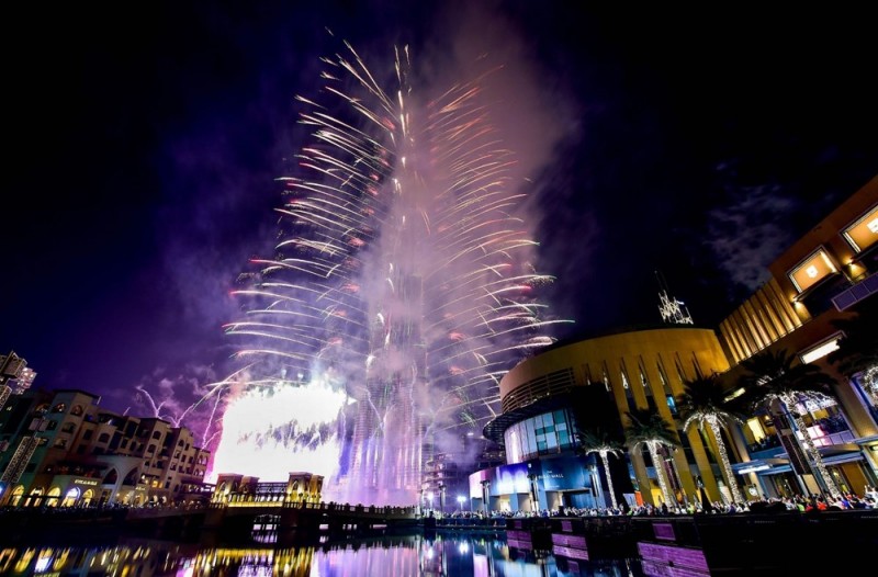 Pháo hoa rực sáng tại tháp Burj Khalifa, UAE