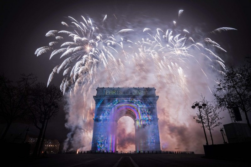 Pháo hoa tại Khải hoàn môn, Paris, Pháp