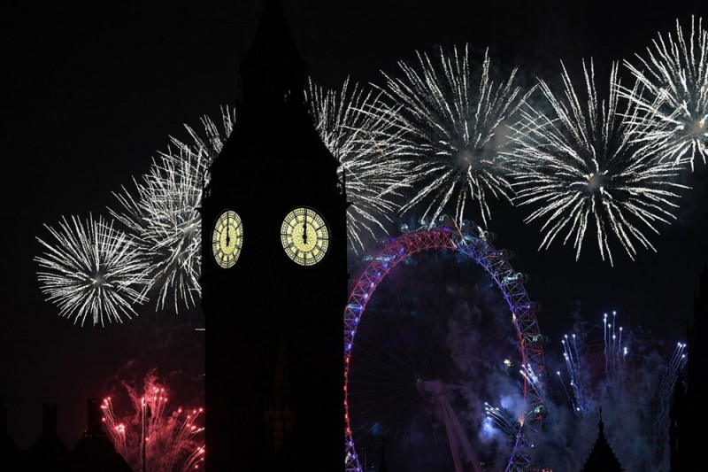 Pháo hoa tại Tháp đồng hồ Big Ben, London, Anh