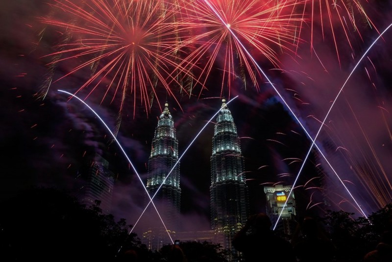 Pháo hoa thắp sáng tháp đôi ở Kuala Lumpur, Malaysia