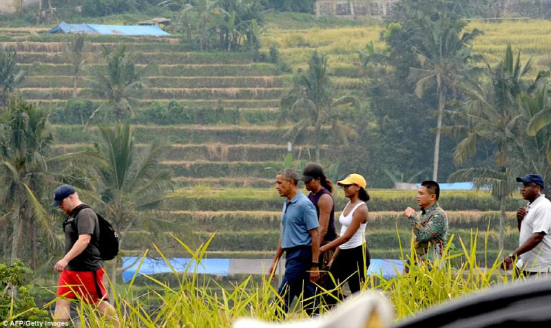 Các thành viên gia đình cựu tổng thống ăn vận giản dị và thoải mái. Ông Obama mặc một áo thun ngắn tay và để đầu trần, trong khi bà Michelle đội mũ lưỡi trai và thắt áo khoác ngang người. Người chị cùng mẹ khác cha Maya Soetoro-Ng của ông Obama cũng đi cùng.  