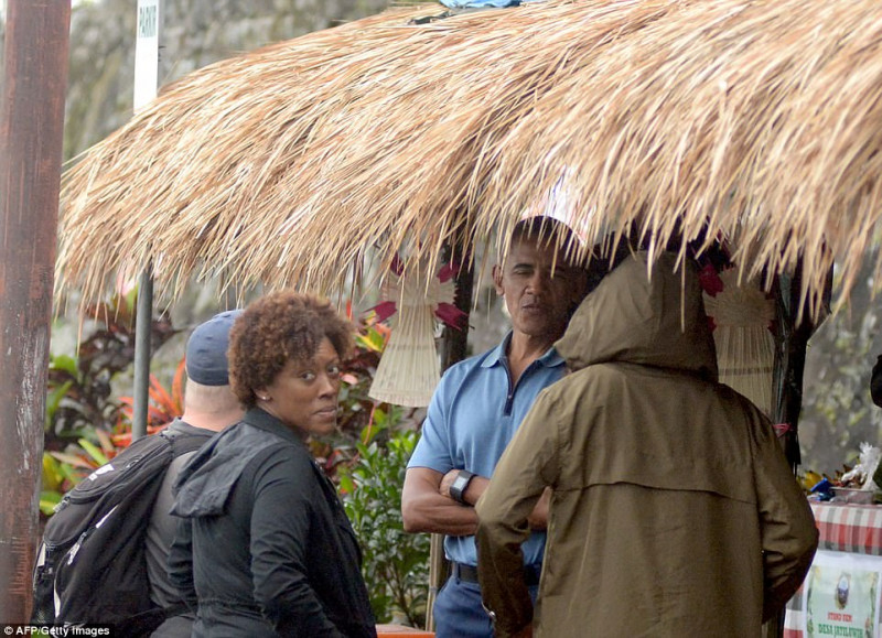 Ông Obama dừng tại một điểm nghỉ chân trong chuyến tham quan khu du lịch Jatiluwih ở Bali. 

