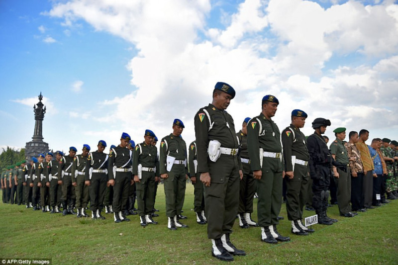 Ở thủ đô Jakarta, ông Obama sẽ phát biểu tại Đại hội Di sản lần thứ tư Indonesia ngày 1/7. Trong ảnh là các binh sĩ Indonesia tập trung đội hình ở Bali để chuẩn bị an ninh cho chuyến thăm 5 ngày của gia đình cựu tổng thống Mỹ. 